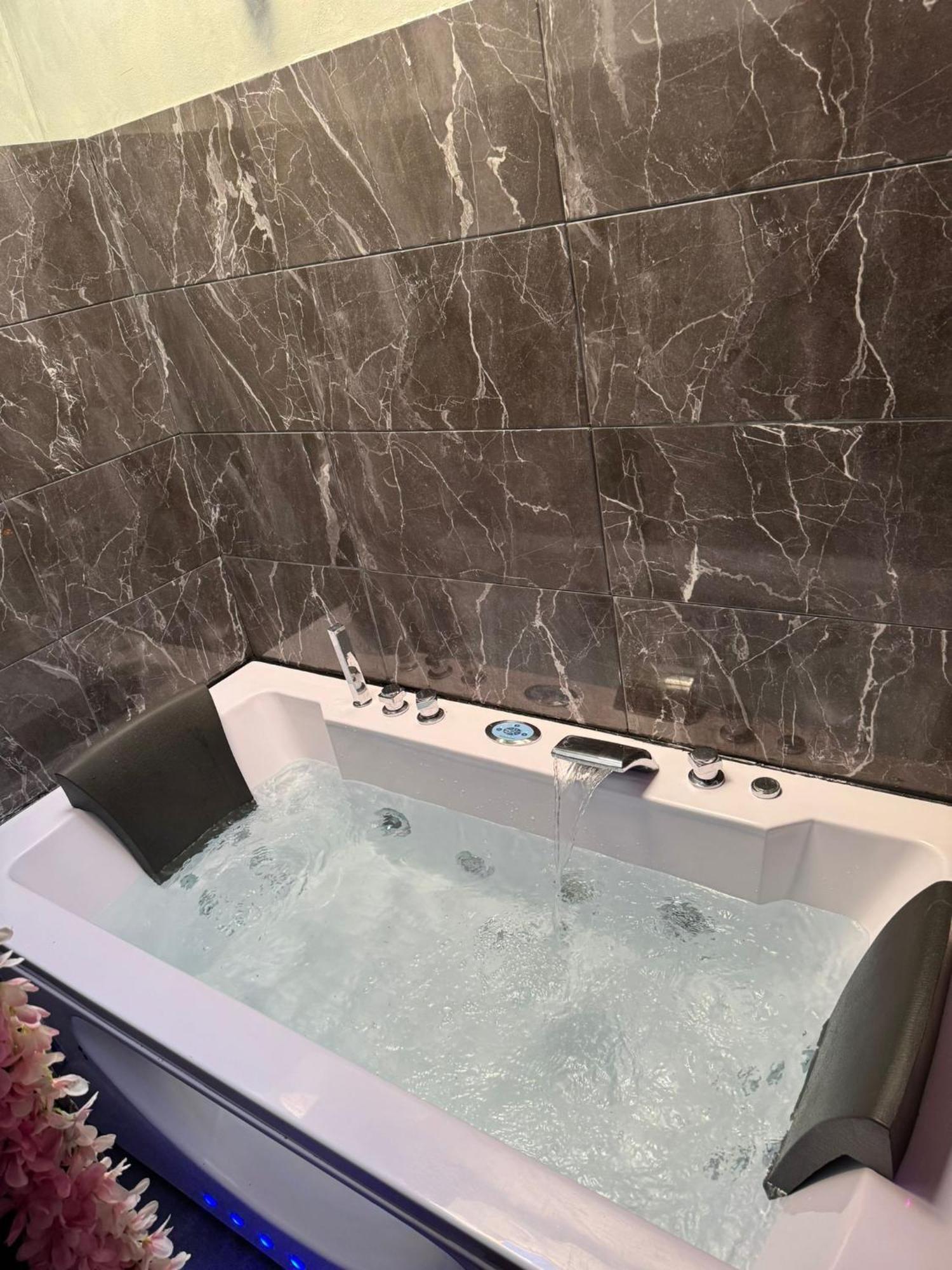 Love Room Spa Jacuzzi Lyon Exterior photo